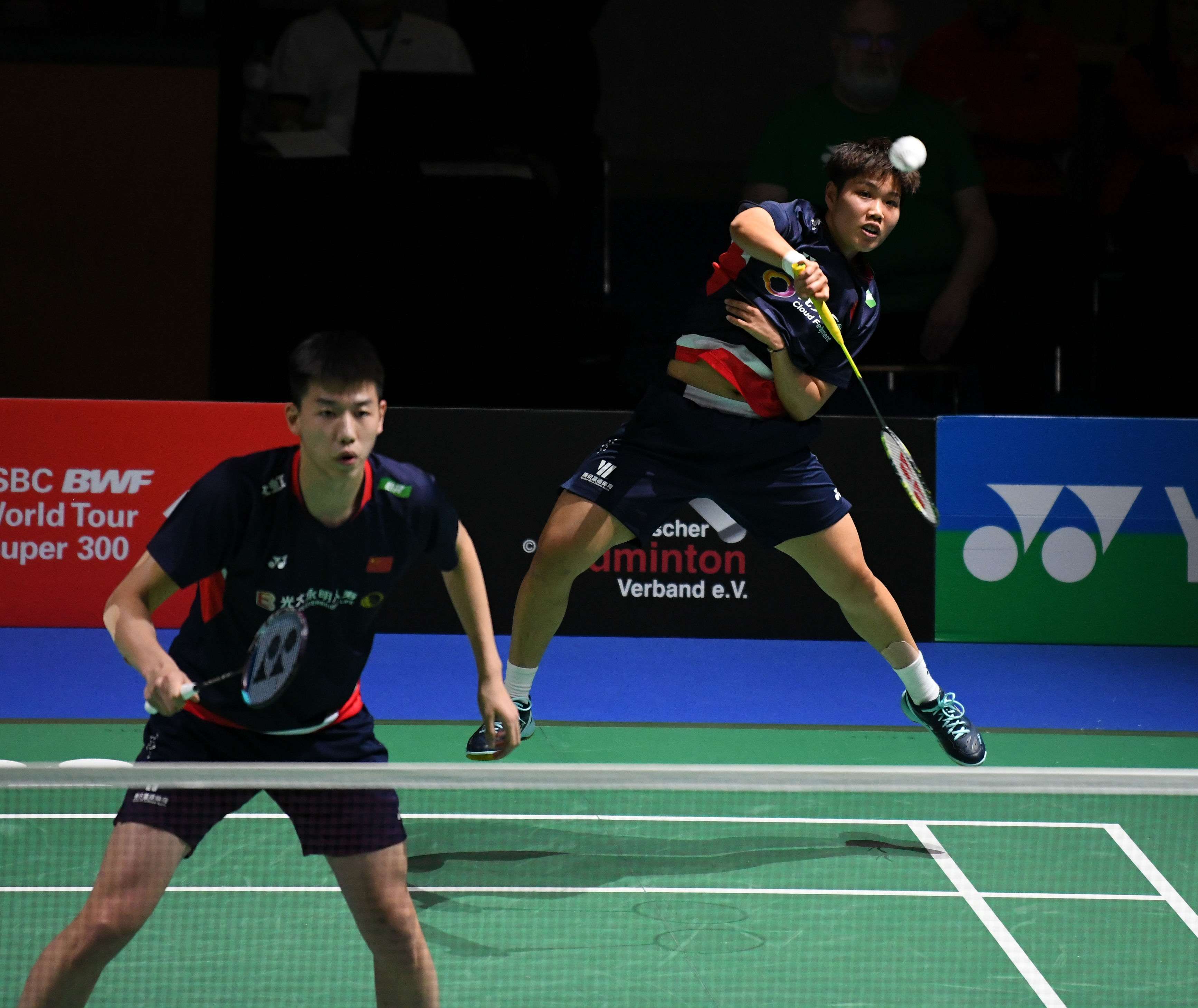 军杯背后的 军杯背后的